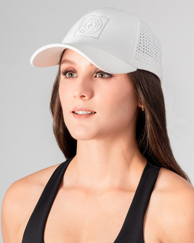 Gorra Perforada, Blanco, vista posterior, Nylon, con Microperforación láser para ventilación, protección solar y estilo casual