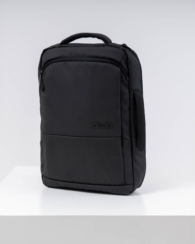 Mochila Misión MAJA®, Negro, vista frontal, Poliéster, ideal para llevar tus esenciales