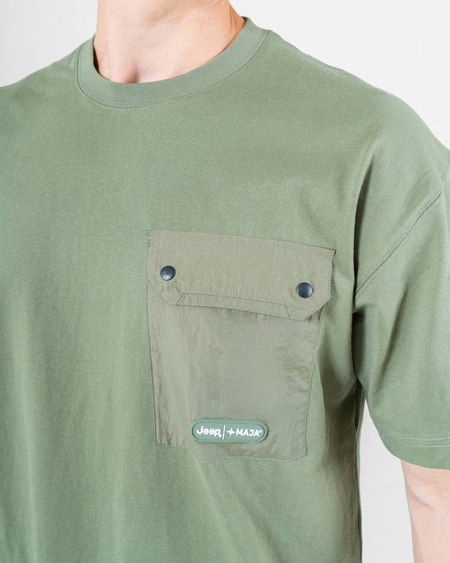 Camiseta con Bolsa JEEP® x MAJA® Liberty, Verde, vista lateral, fit Oversized, Algodón, uso versátil