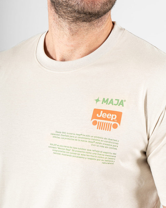Camiseta Gráfica JEEP® x MAJA® Legacy Wrangler, Blanco, vista lateral, fit Relajado, Algodón, con Tela estiramiento 4 vías, uso versátil