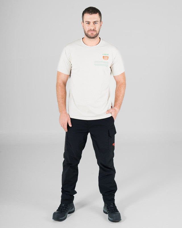 Camiseta Gráfica JEEP® x MAJA® Legacy Wrangler, Blanco, detalle, fit Relajado, Algodón, con Tela estiramiento 4 vías, uso versátil