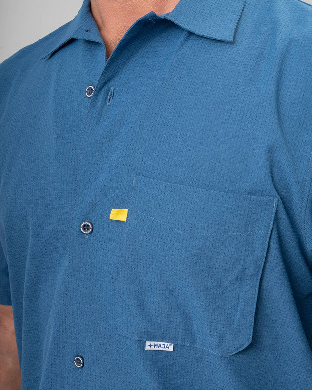 Camisa Viajero, Azul marino, vista lateral, fit Regular, Poliéster, con Tela estiramiento 4 vías, ideal para oficina