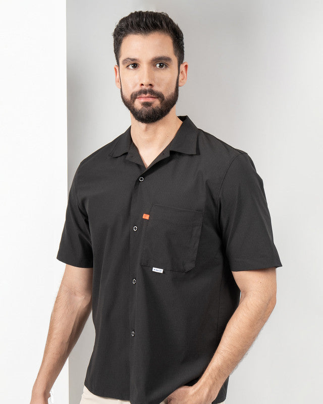Camisa Viajero, Negro, vista frontal, fit Regular, Poliéster, con Tela estiramiento 4 vías, ideal para oficina