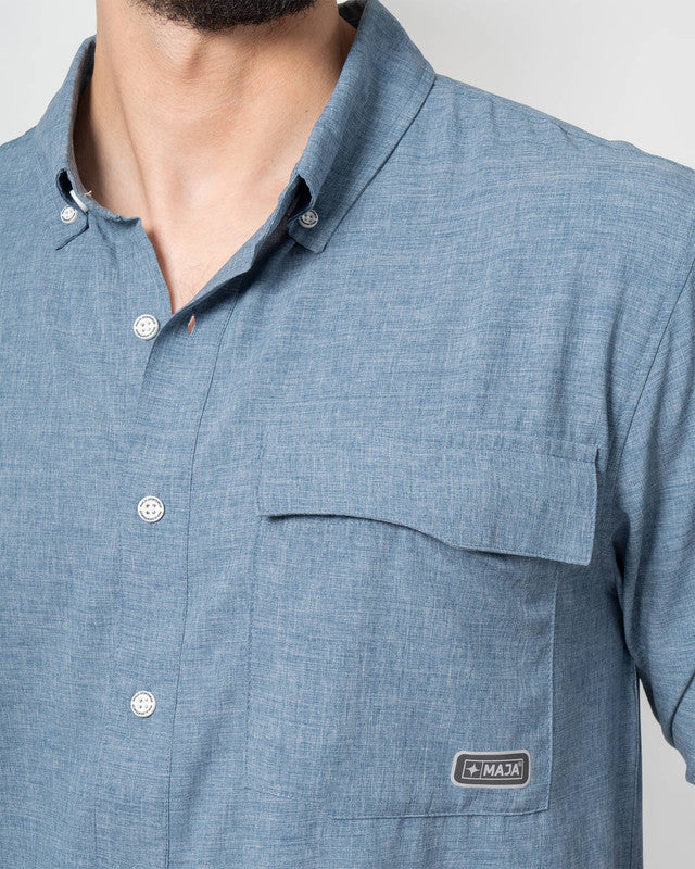 Camisa Casual Paz, Azul, vista lateral, fit Regular, Poliéster, con Tela estiramiento 4 vías, ideal para oficina