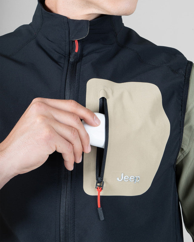 Chaleco con Bolsa JEEP® x MAJA® Willys, Negro, vista lateral, fit Relajado, Poliamida, con Tela estiramiento 4 vías, para uso casual o entrenamiento