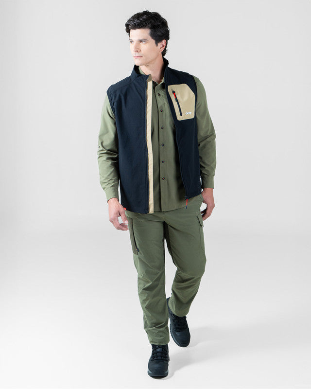 Chaleco con Bolsa JEEP® x MAJA® Willys, Negro, detalle, fit Relajado, Poliamida, con Tela estiramiento 4 vías, para uso casual o entrenamiento