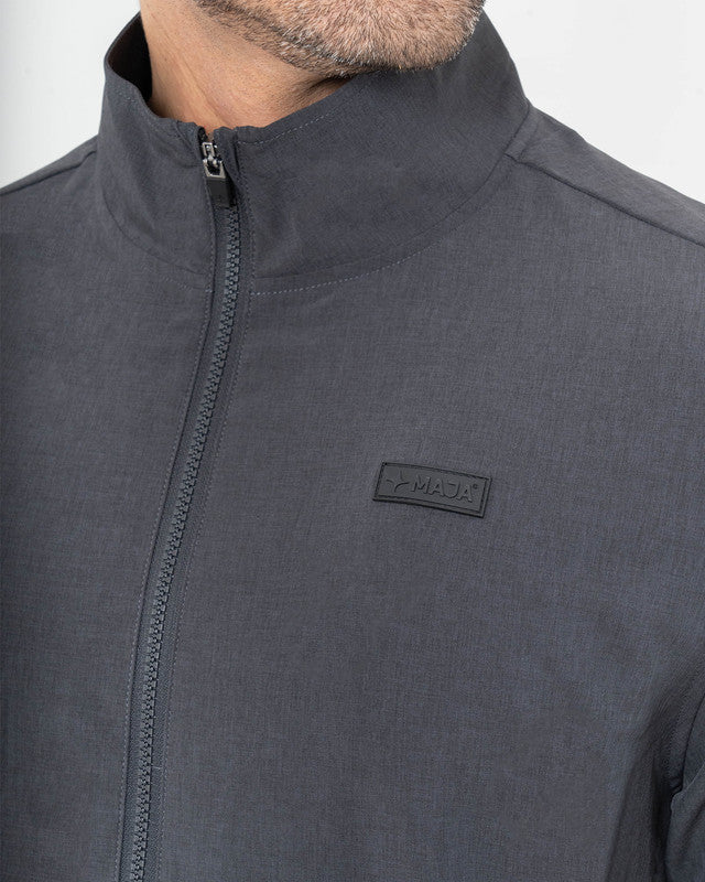 Chamarra MAJA® Ligera, Negro, vista lateral, fit Relajado, Poliéster, con Tela estiramiento 4 vías, para uso casual o entrenamiento