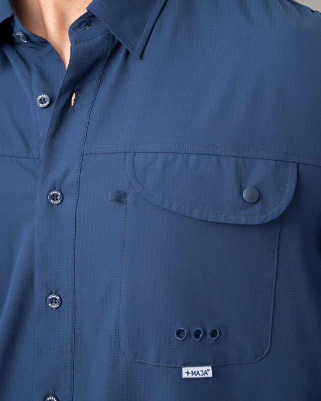 Camisa MAJA® Outdoor Signature, Azul marino, vista lateral, fit Relajado, Poliéster, con Tela antidesgarro, ideal para oficina