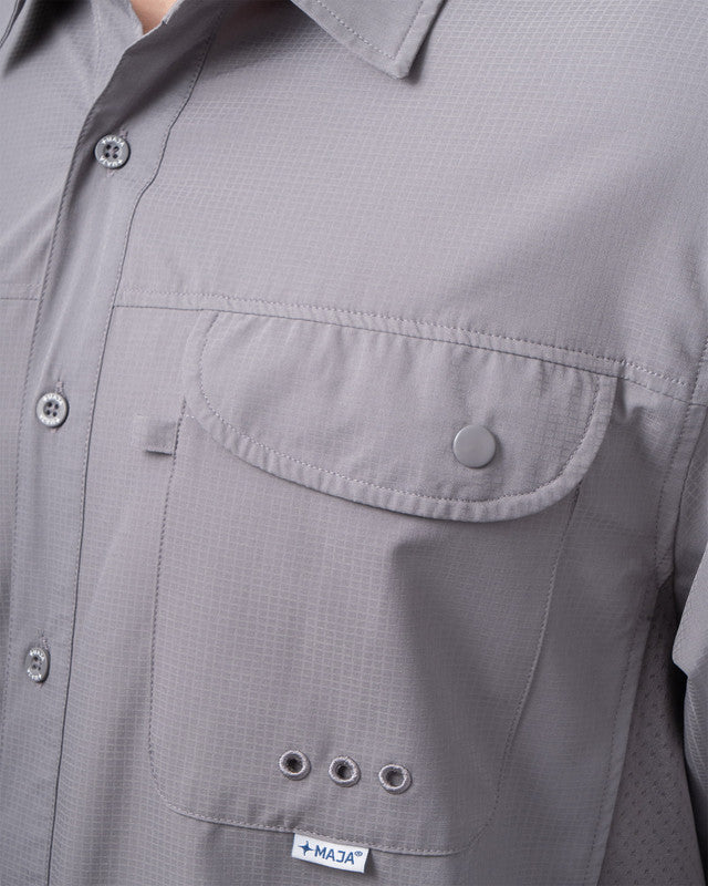 Camisa MAJA® Outdoor Signature, Gris, vista lateral, fit Relajado, Poliéster, con Tela antidesgarro, ideal para oficina