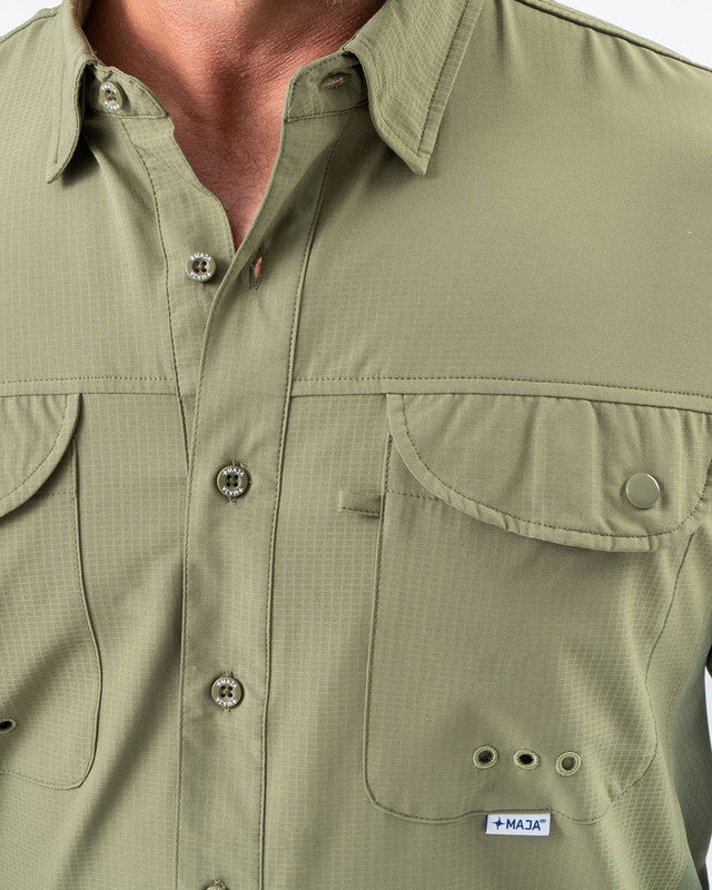 Camisa MAJA® Outdoor Signature, Olive green, vista lateral, fit Relajado, Poliéster, con Tela antidesgarro, ideal para oficina