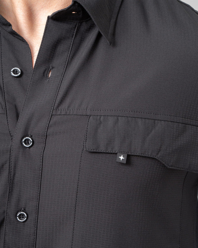 Camisa Outdoor Equipo MAJA®, Negro, vista lateral, fit Relajado, Poliéster, con Tela antidesgarro, ideal para oficina