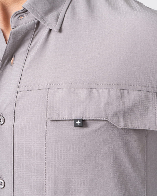 Camisa Outdoor Equipo MAJA®, Gris, vista lateral, fit Relajado, Poliéster, con Tela antidesgarro, ideal para oficina