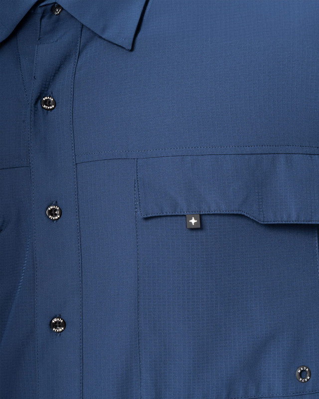 Camisa Outdoor Equipo MAJA®, Azul marino, vista lateral, fit Relajado, Poliéster, con Tela antidesgarro, ideal para oficina