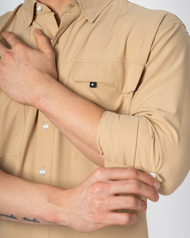 Camisa Outdoor Equipo MAJA®, Khaki, vista lateral, fit Relajado, Poliéster, con Tela antidesgarro, ideal para oficina