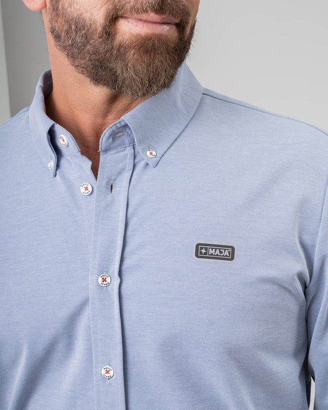 Camisa Oxford MAJA®, Azul cielo, vista lateral, fit Slim, Poliéster, con Tela estiramiento 4 vías, ideal para oficina