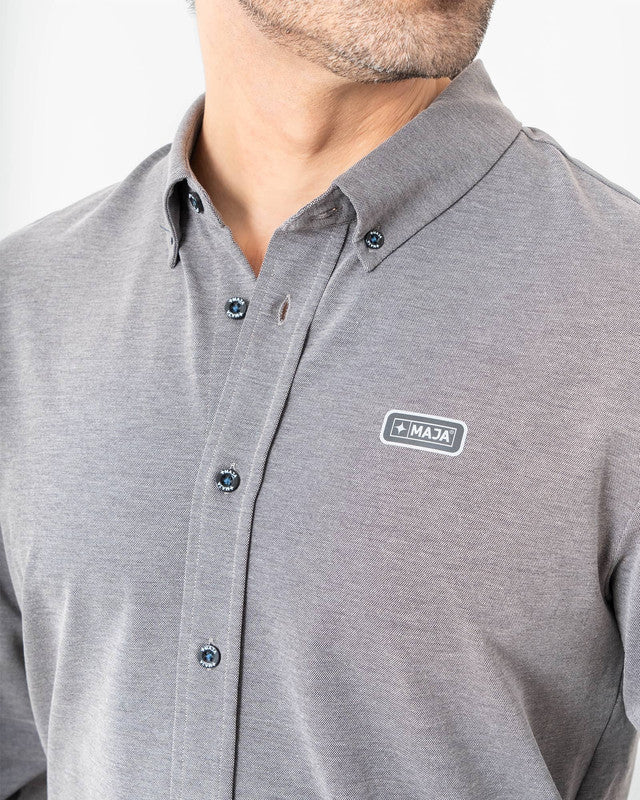 Camisa Oxford MAJA®, Negro, vista lateral, fit Slim, Poliéster, con Tela estiramiento 4 vías, ideal para oficina