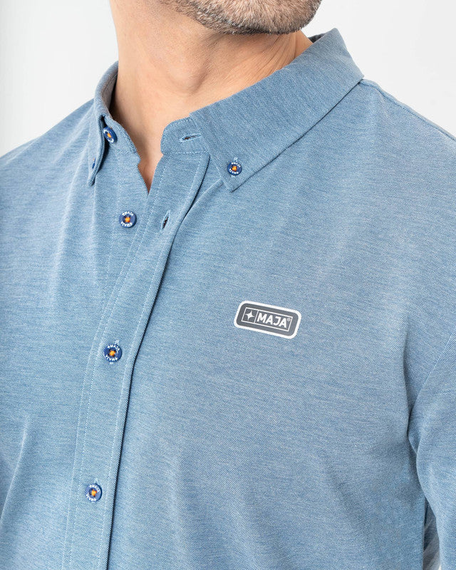 Camisa Oxford MAJA®, Azul, vista lateral, fit Slim, Poliéster, con Tela estiramiento 4 vías, ideal para oficina
