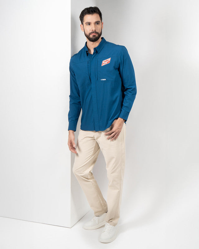 Camisa Pacífica, Azul marino, vista lateral, fit Relajado, Poliéster, con Tela estiramiento 4 vías, ideal para oficina