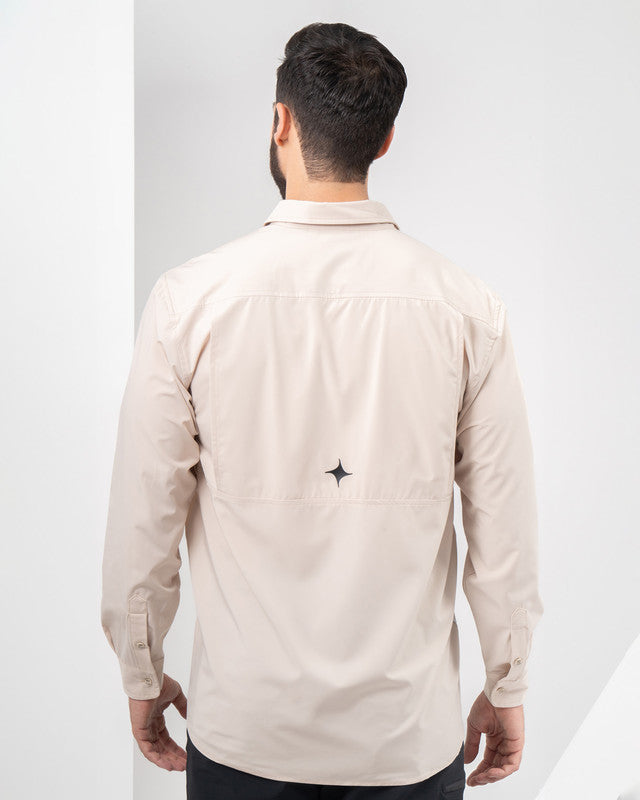 Camisa Pacífica, Khaki, vista posterior, fit Relajado, Poliéster, con Tela estiramiento 4 vías, ideal para oficina