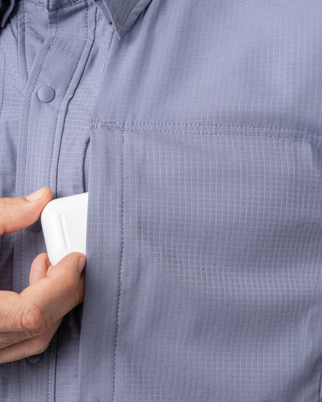 Camisa Outdoor Navío, Gris, vista lateral, fit Relajado, Poliéster, con Lavar a máquina con ciclo delicado de agua fría, ideal para oficina