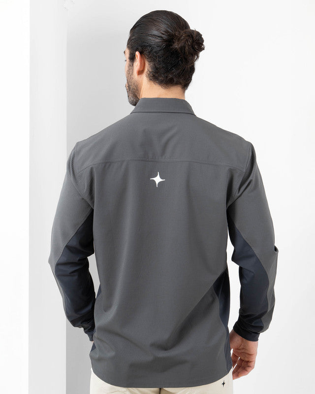 Camisa Outdoor Navío, Gris ceniza, vista posterior, fit Relajado, Poliéster, con Lavar a máquina con ciclo delicado de agua fría, ideal para oficina