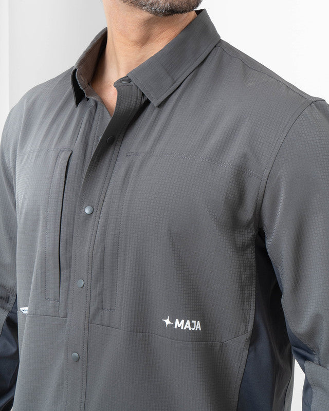 Camisa Outdoor Navío, Gris ceniza, vista lateral, fit Relajado, Poliéster, con Lavar a máquina con ciclo delicado de agua fría, ideal para oficina