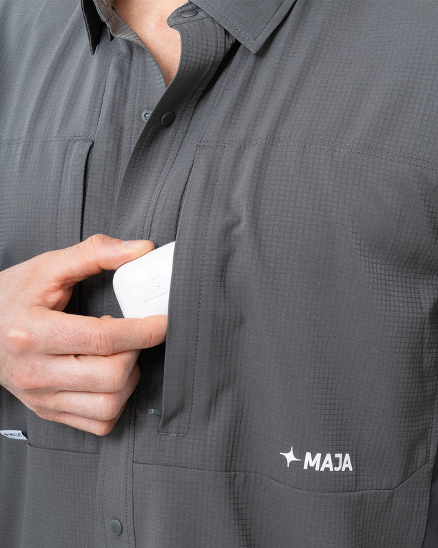 Camisa Outdoor Navío, Gris ceniza, detalle, fit Relajado, Poliéster, con Lavar a máquina con ciclo delicado de agua fría, ideal para oficina