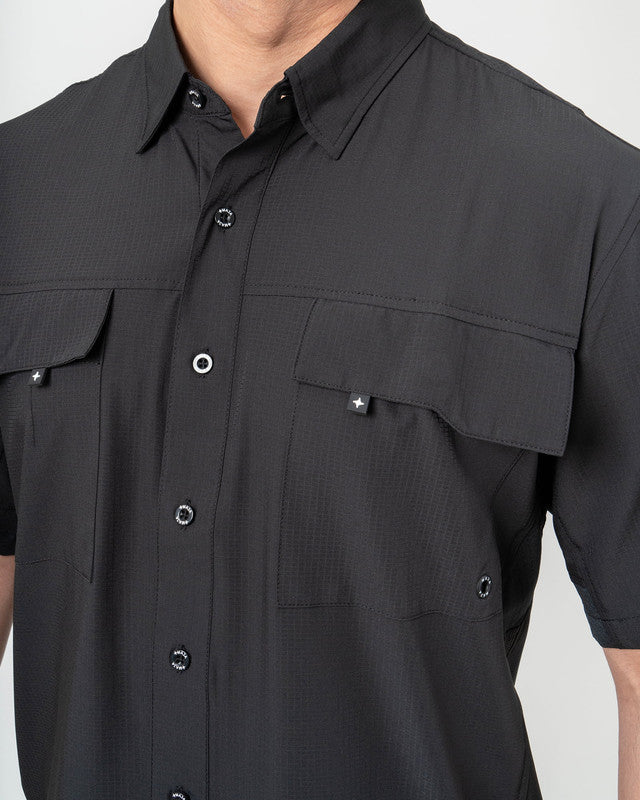 Camisa Outdoor Equipo MAJA®, Negro, vista lateral, fit Relajado, Poliéster, con Tela antidesgarro, ideal para oficina