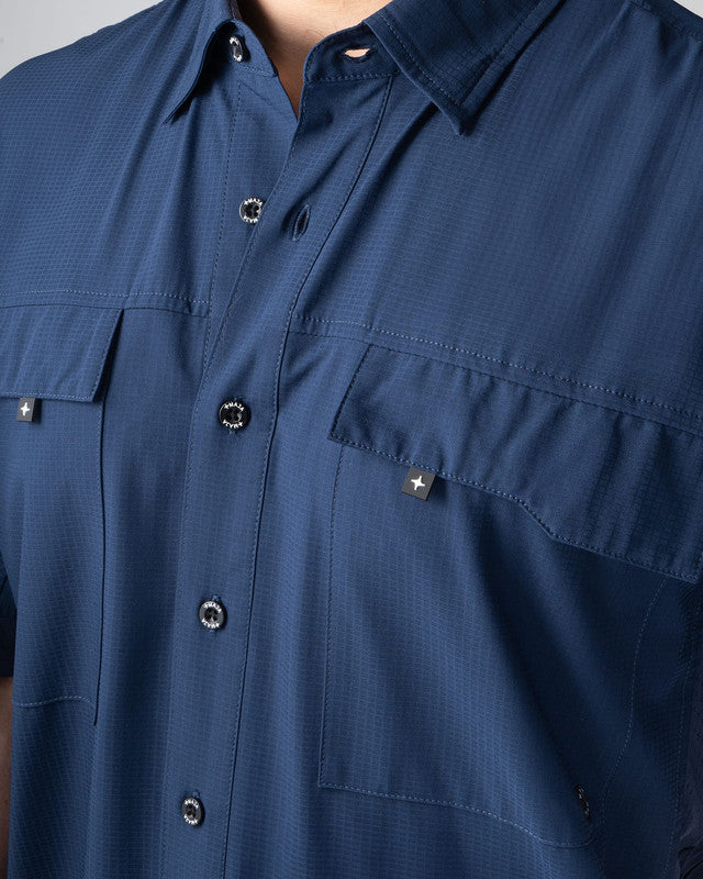 Camisa Outdoor Equipo MAJA®, Azul marino, vista lateral, fit Relajado, Poliéster, con Tela antidesgarro, ideal para oficina