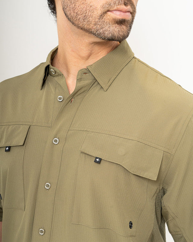 Camisa Outdoor Equipo MAJA®, Olive green, vista lateral, fit Relajado, Poliéster, con Tela antidesgarro, ideal para oficina
