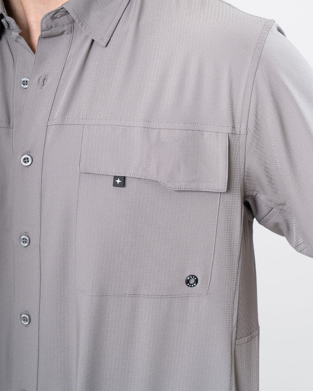 Camisa Outdoor Equipo MAJA®, Gris, vista lateral, fit Relajado, Poliéster, con Tela antidesgarro, ideal para oficina