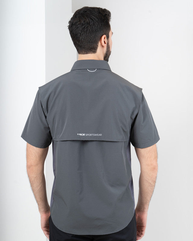 Camisa Bahía, Gris ceniza, vista posterior, fit Relajado, Poliéster, con Aberturas de ventilación, ideal para oficina