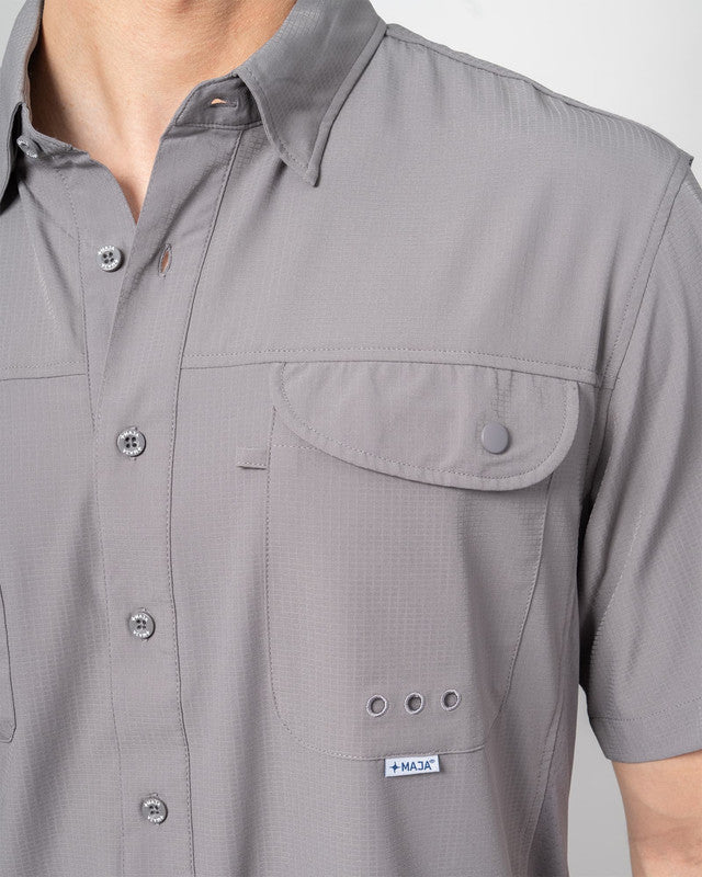 Camisa MAJA® Outdoor Signature, Gris, vista lateral, fit Relajado, Poliéster, con Tela antidesgarro, ideal para oficina