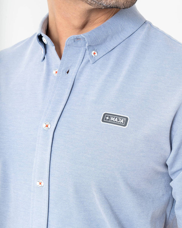 Camisa MAJA® Oxford, Azul cielo, vista lateral, fit Slim, Poliéster, con Tela estiramiento 4 vías, ideal para oficina