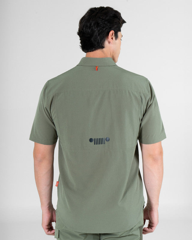 Camisa Fishing JEEP® x MAJA® Outdoor Cherokee Manga Corta, Verde, vista posterior, fit Relajado, Poliéster, con Tela estiramiento 4 vías, ideal para oficina