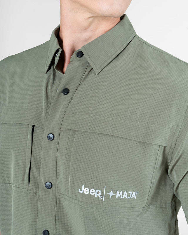 Camisa Fishing JEEP® x MAJA® Outdoor Cherokee Manga Corta, Verde, vista lateral, fit Relajado, Poliéster, con Tela estiramiento 4 vías, ideal para oficina