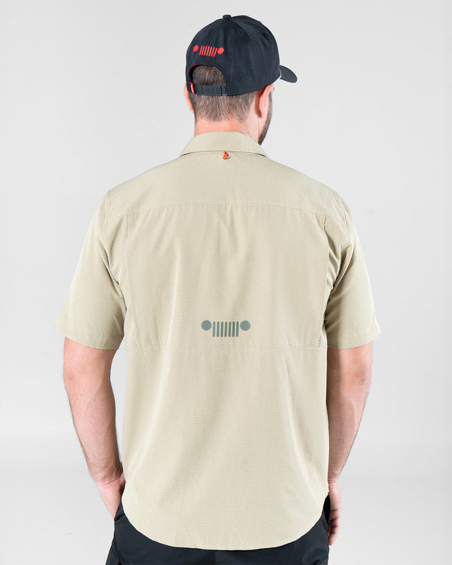 Camisa Fishing JEEP® x MAJA® Outdoor Cherokee Manga Corta, Khaki claro, vista posterior, fit Relajado, Poliéster, con Tela estiramiento 4 vías, ideal para oficina
