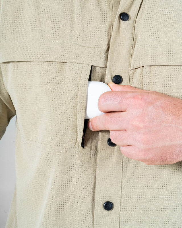 Camisa Fishing JEEP® x MAJA® Outdoor Cherokee Manga Corta, Khaki claro, vista lateral, fit Relajado, Poliéster, con Tela estiramiento 4 vías, ideal para oficina