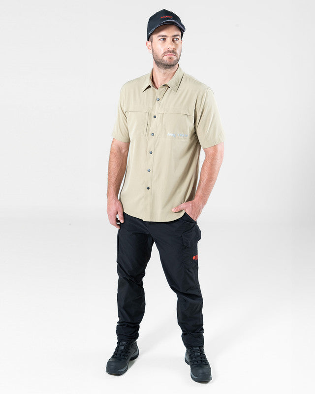 Camisa Fishing JEEP® x MAJA® Outdoor Cherokee Manga Corta, Khaki claro, detalle, fit Relajado, Poliéster, con Tela estiramiento 4 vías, ideal para oficina