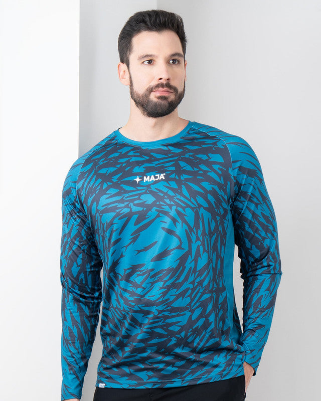 Playera Performance, Patrón cardumen azul oscuro, vista frontal, fit Relajado, Poliéster, con Páneles para ventilación, uso versátil