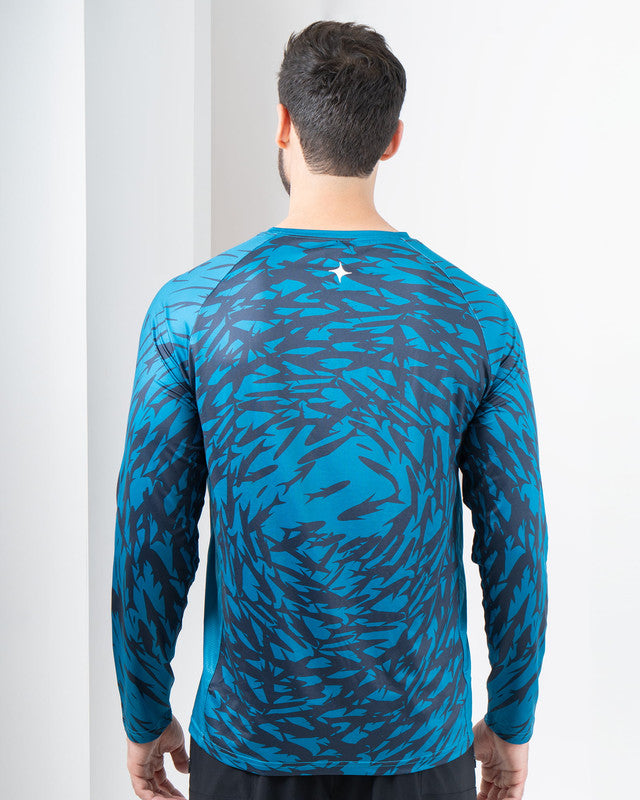 Playera Performance, Patrón cardumen azul oscuro, vista posterior, fit Relajado, Poliéster, con Páneles para ventilación, uso versátil