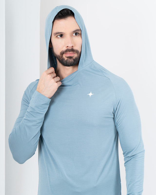 Playera con gorro Performance MAJA® Bamboo, Azul acero, vista lateral, fit Relajado, Bamboo, con Tela estiramiento 4 vías, uso versátil