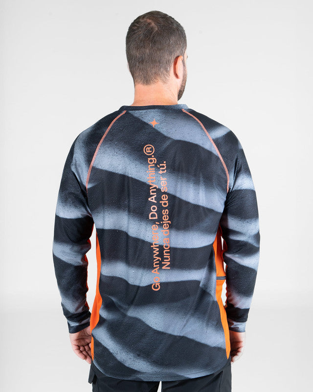 Rashguard Racing JEEP® x MAJA® Trail Rated, Patrón duna negro, vista posterior, fit Relajado, Poliéster, con Páneles para ventilación, uso versátil