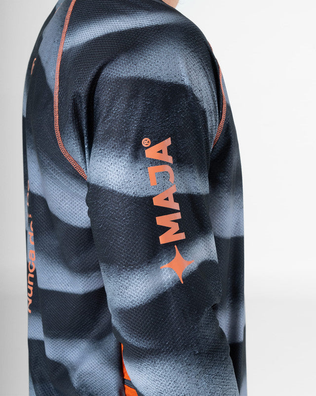 Rashguard Racing JEEP® x MAJA® Trail Rated, Patrón duna negro, detalle, fit Relajado, Poliéster, con Páneles para ventilación, uso versátil