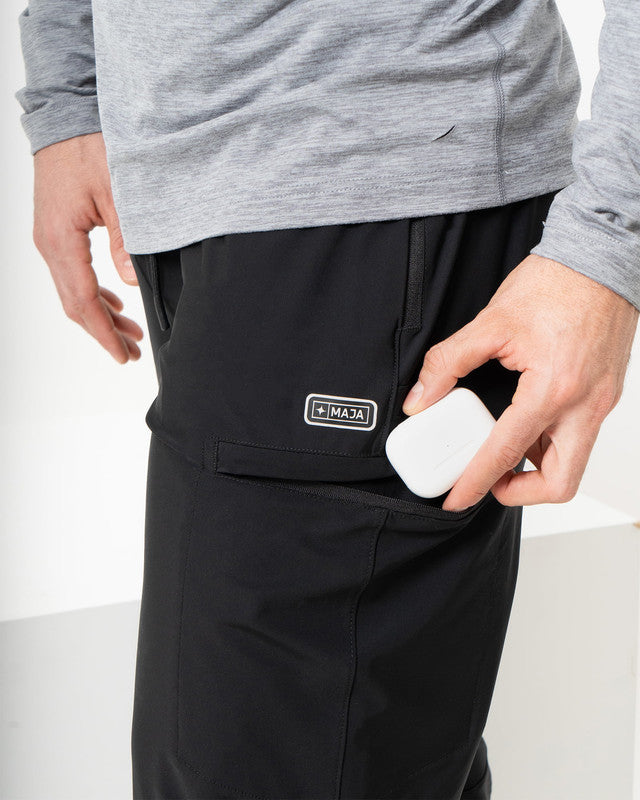 Jogger Pants MAJA® Active Sendero, Negro, vista lateral, fit Slim, Poliamida, con Tela estiramiento 4 vías, uso versátil