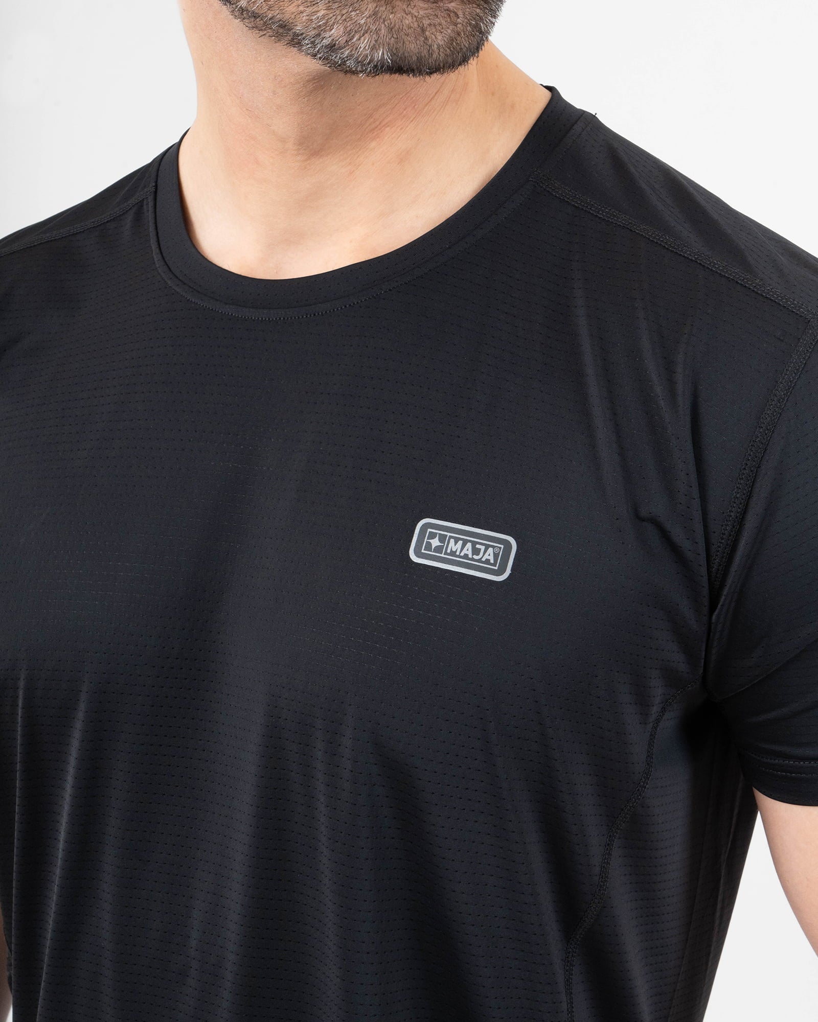 Playera Active MAJA®, Negro, vista lateral, fit Relajado, Poliamida, con Branding con reflectivo, uso versátil
