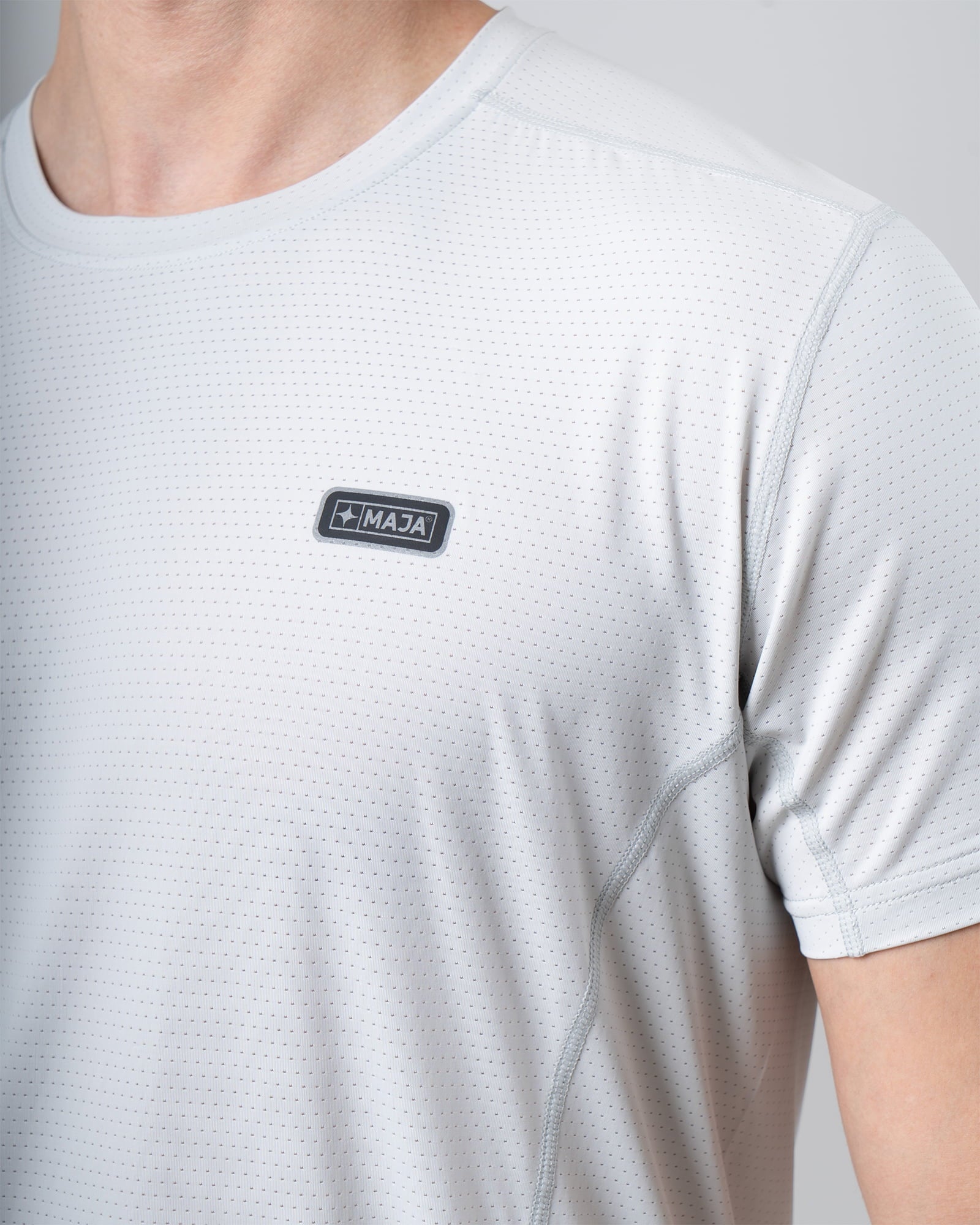 Playera Active MAJA®, Gris, vista lateral, fit Relajado, Poliamida, con Branding con reflectivo, uso versátil