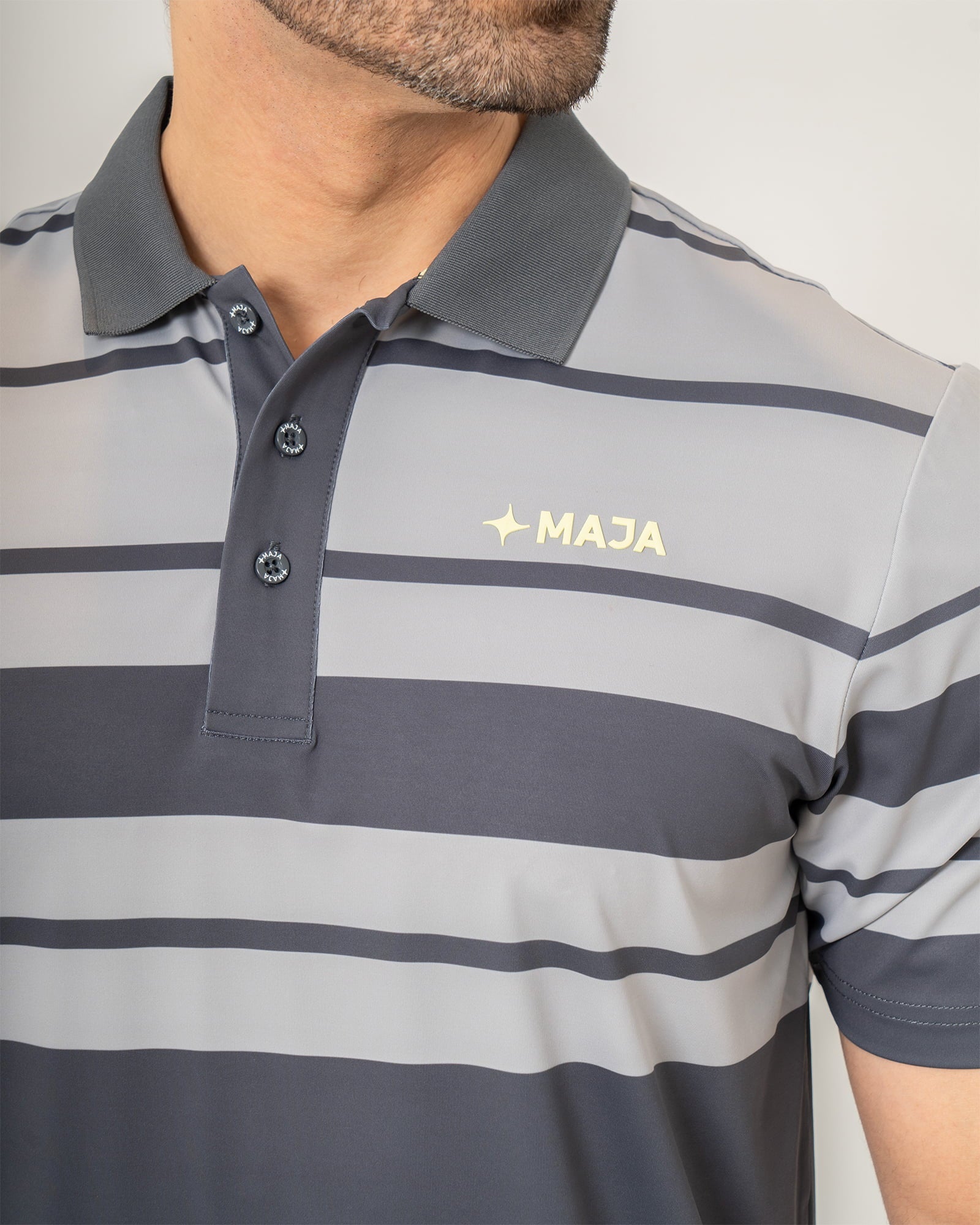 Polo Pure Line, Rayada gris, vista lateral, fit Regular, Poliéster, con Tela estiramiento 4 vías, uso versátil