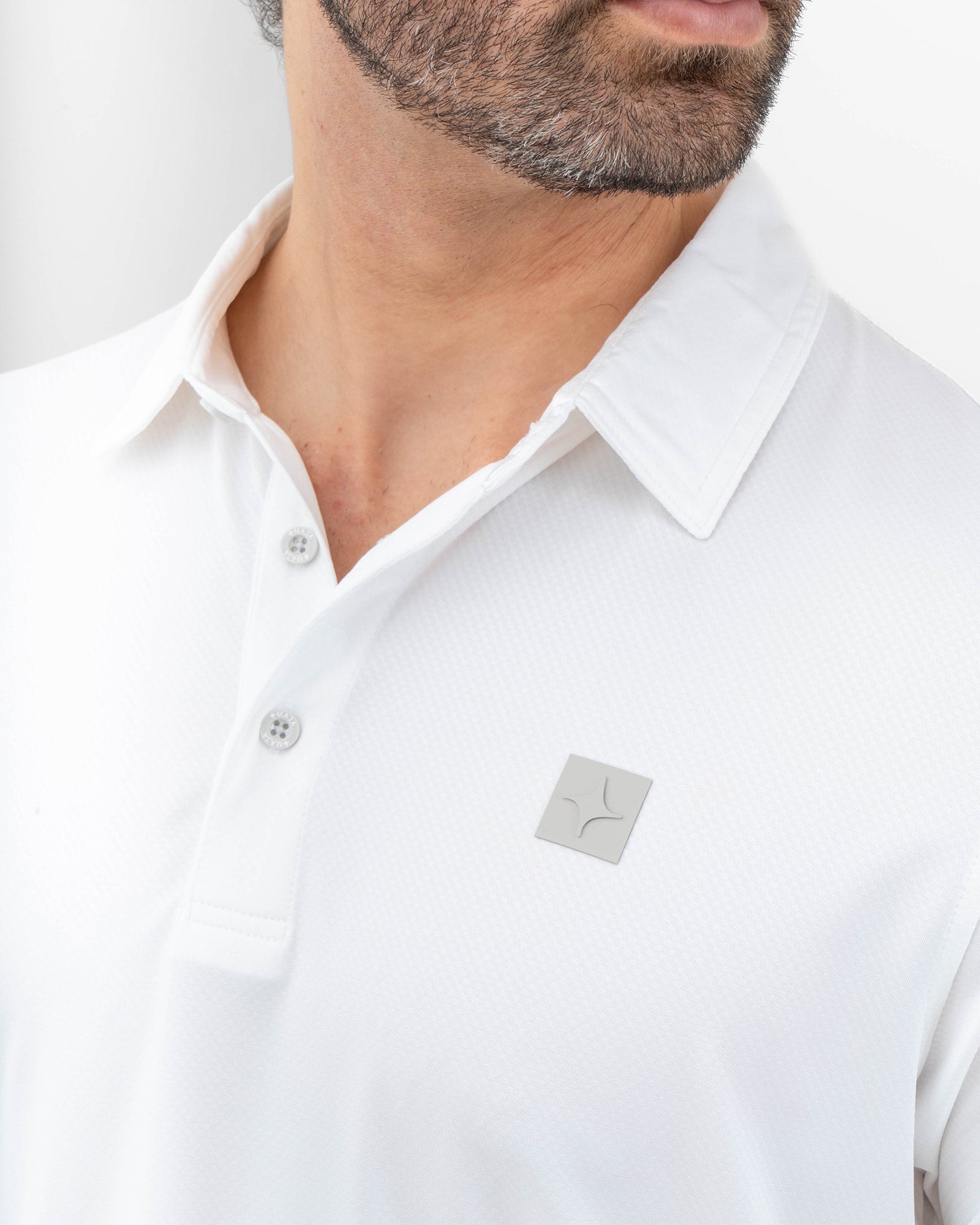 Polo Naval, Blanco, vista lateral, fit Regular, Poliéster, con Tela estiramiento 4 vías, uso versátil