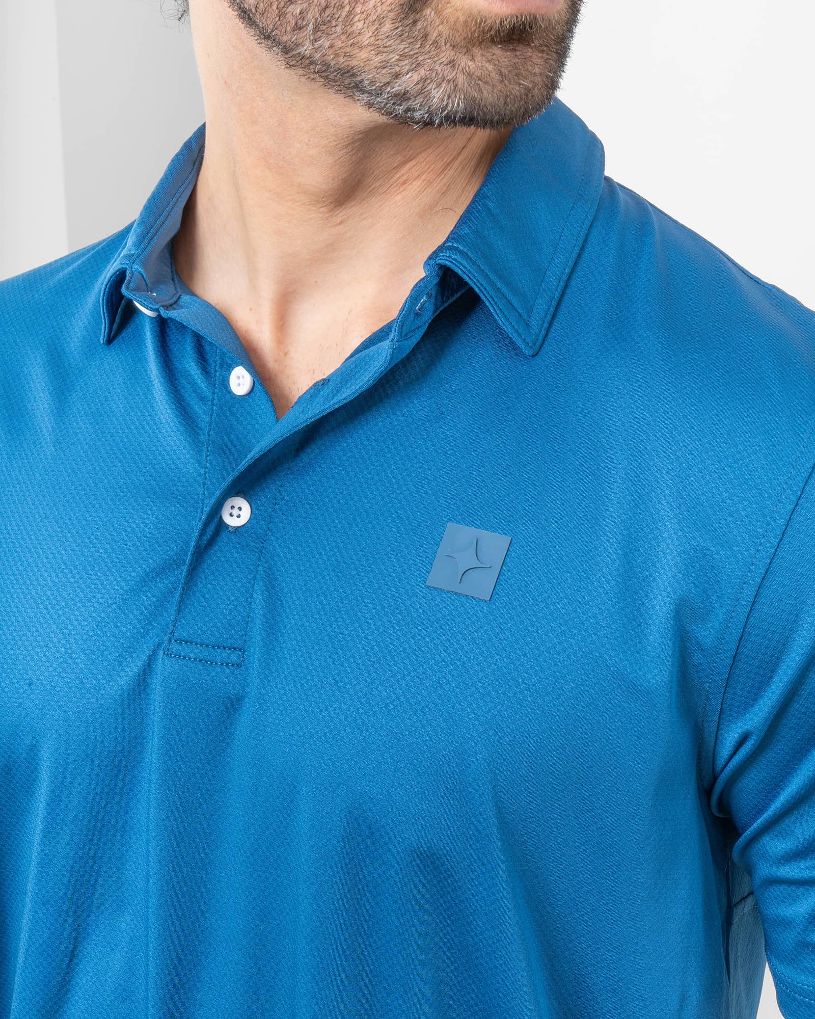 Polo Naval, Azul marino, vista lateral, fit Regular, Poliéster, con Tela estiramiento 4 vías, uso versátil